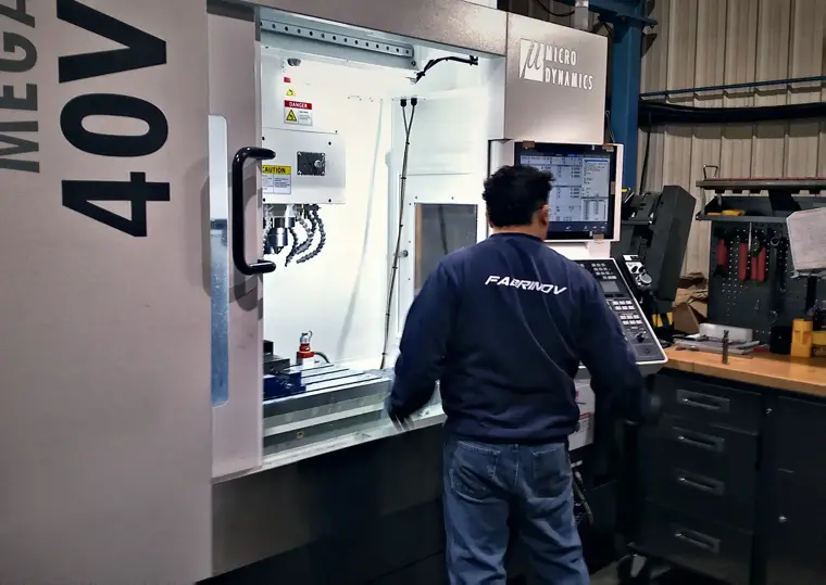 Machiniste au centre d'usinage