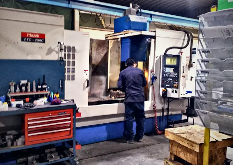 Machiniste au centre d’usinage Mazak